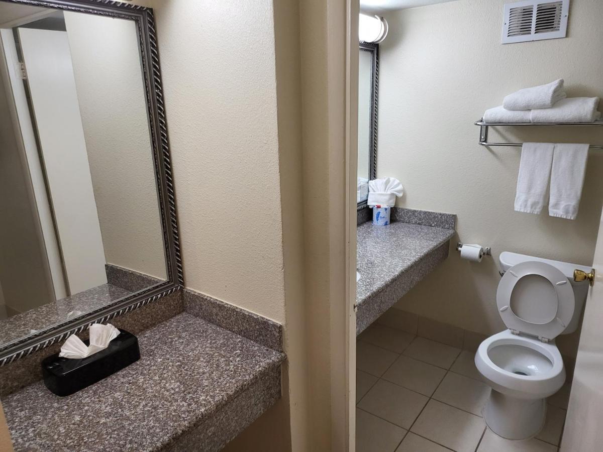 King Room with Roll-In Shower - Mobility Access/Non-Smoking